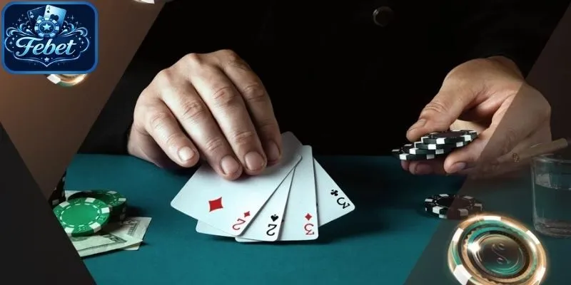 Mỗi tay sẽ nhận 4 lá bài úp đầu tiên